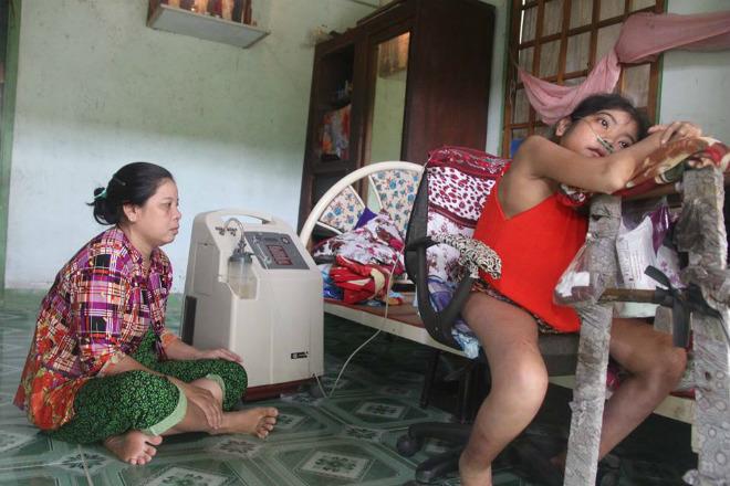 co gai vac chiec bung to tuong suot 12 nam, bi am anh “neu khong truyen mau, no se chet” - 1