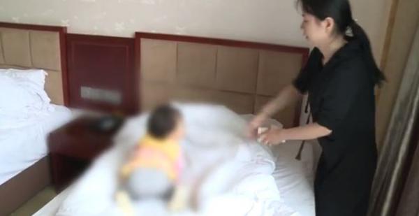 con 1 tuoi non oi o phong khach san, me thay trong mieng chiec bao cao su da su dung - 1