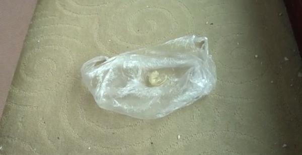 con 1 tuoi non oi o phong khach san, me thay trong mieng chiec bao cao su da su dung - 3