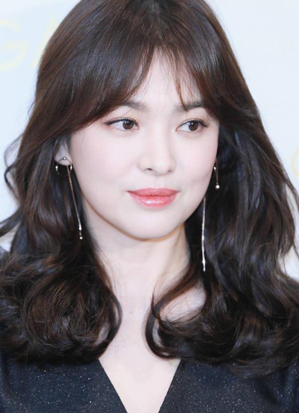 Tội gì không thử tóc ngang vai như Song Hye Kyo! Hình ảnh sau sẽ chứng minh sức hút tuyệt vời của kiểu tóc này đến mức nào. Cùng theo dõi để trổ tài vẻ đẹp đầy quyến rũ, tươi trẻ và cá tính với mái tóc ngang vai thần thái nhé! Bạn có muốn trở thành \