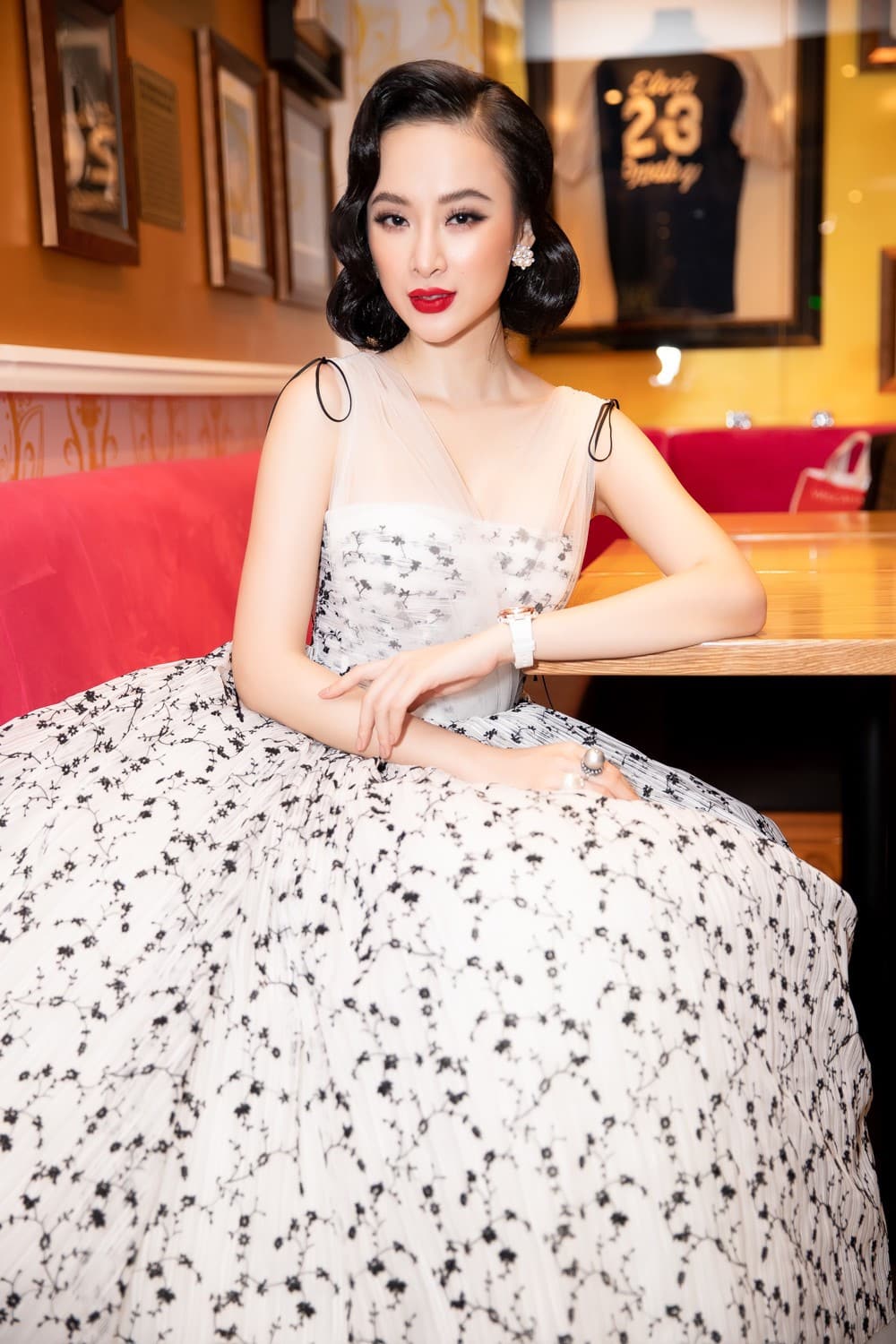 lam dung tam trang, angela phuong trinh ngay cang gay "hot hoang" voi ve ngoai bach tang? - 9