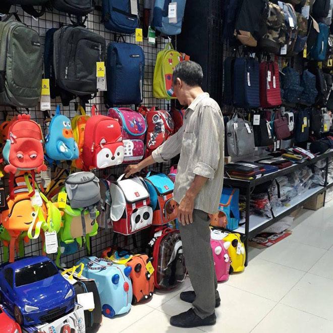 cha ngheo mua balo roi nho nhan vien viet thiep gui con: “me di, ba biet con thieu thon nhieu…” - 2