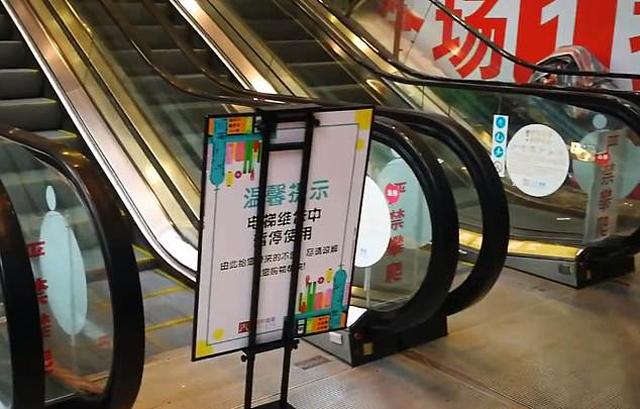 3 be trai choi cau tuot bang thang cuon, hanh dong cua nguoi me moi dang trach hon ca - 3