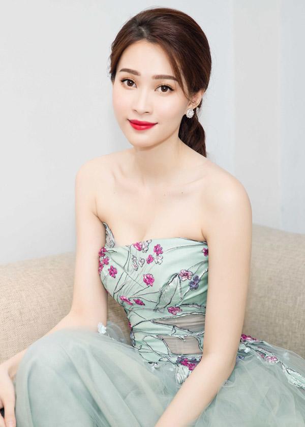 bi quyet da dep dang thon cua hoa hau dang thu thao truoc va sau khi sinh - 5