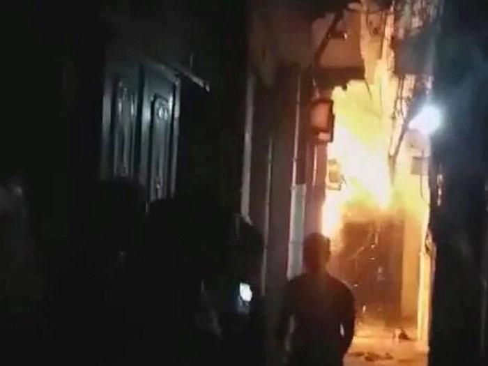 con re tam xang dot nha bo vo khien con trai 6 tuoi bong nang - 1