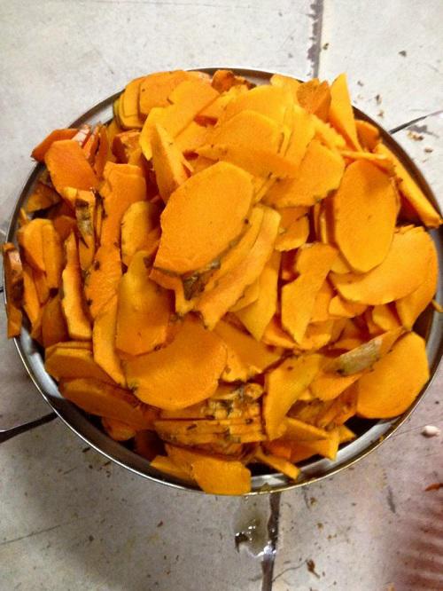 thai nghe bo vao ngam voi mat ong roi thoa len mat va xem dieu ki dieu gi xay ra - 3