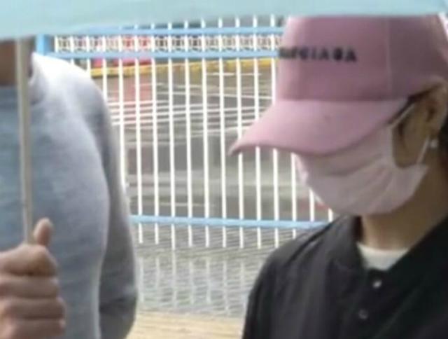 dua ban gai vao khach san roi bo di choi, chang trai khong ngo khien co bi lam nhuc - 1