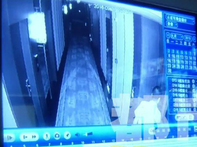 dua ban gai vao khach san roi bo di choi, chang trai khong ngo khien co bi lam nhuc - 2