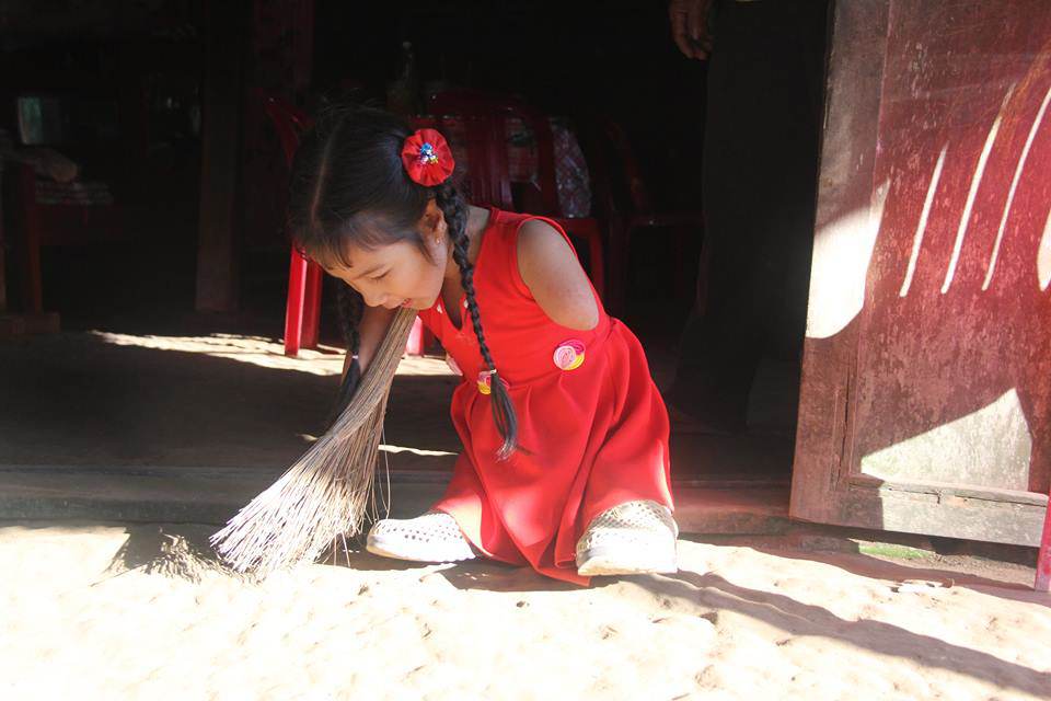 co be “chim canh cut” va cau hoi ngay ngo: “sao me de con ra cut ca chan lan tay” - 2