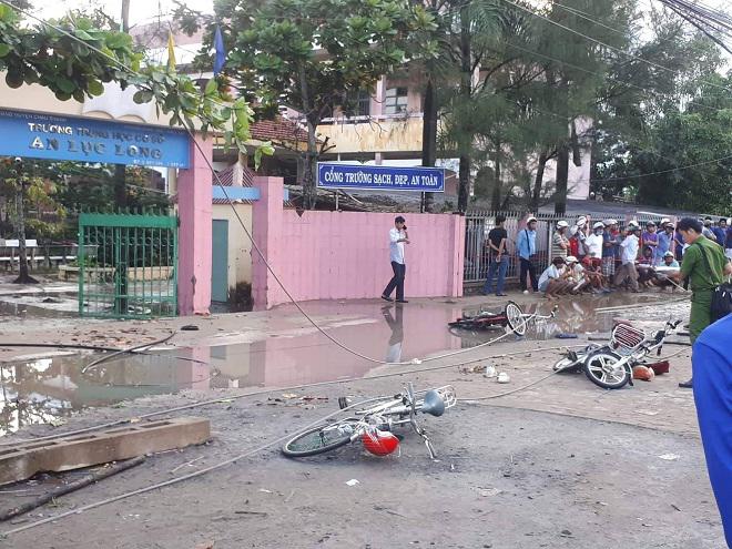 day dien trung the dut truoc cong truong, 6 hoc sinh thuong vong - 1