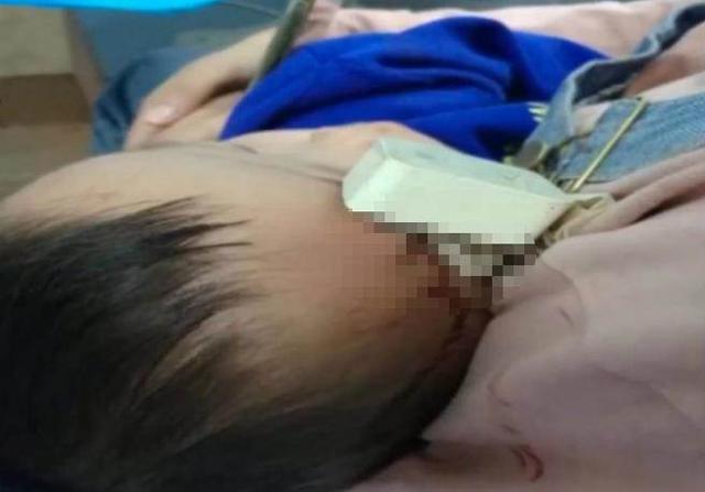 tinh day boi tieng khoc thet cua con 2 tuoi, bo me bang hoang chung kien canh tuong duoi dat - 1