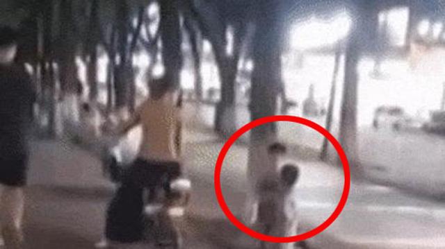 nguoi me phat 2 con bang cach bat quy goi, tat nhau giua duong gay phan no - 1