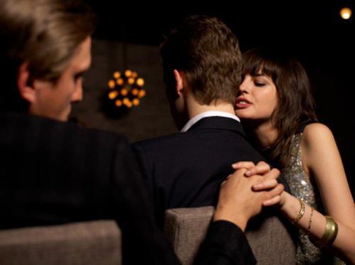 nho hop bao cao su kich thuoc khung, chang trai phat hien ban gai phan boi - 1