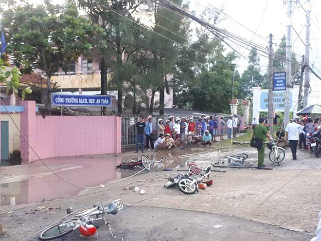 vu 6 hoc sinh thuong vong: nghe tin chau bi dien giat chet ong ngoai soc nang qua doi - 1