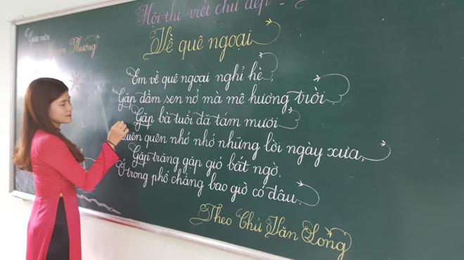 18 co giao tieu hoc thi viet chu dep, dan mang sung so: "viet tay ma dep den the" - 4