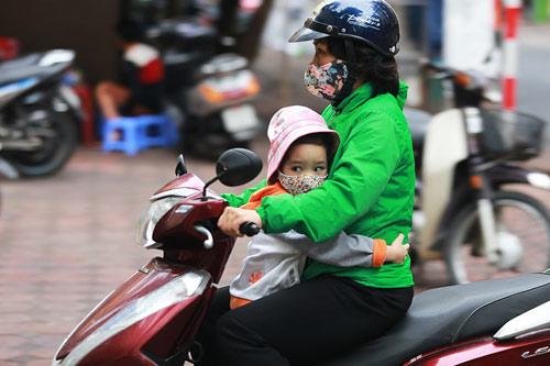 ha noi chuyen lanh vi gio mua tran ve, bo me nho giu am cho con khi ra duong - 1