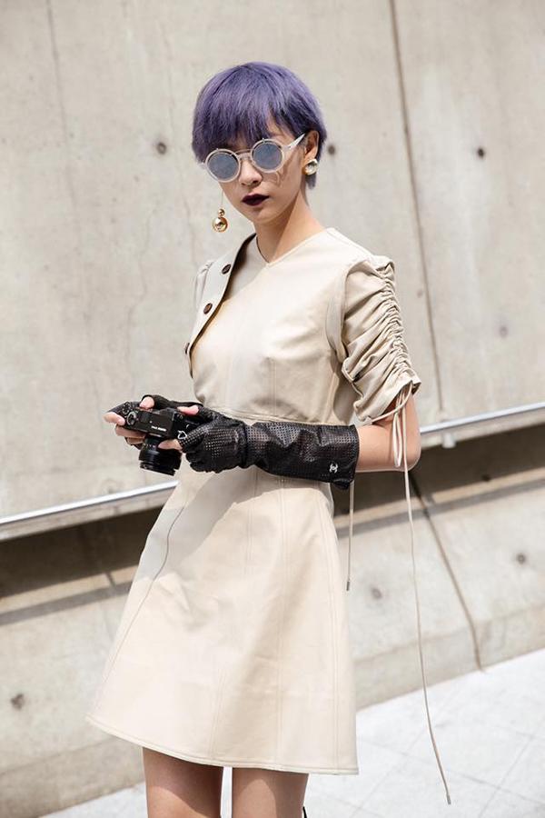 phi phuong anh "gay sot" voi mai toc sieu chat tai seoul fashion week 2018 - 3