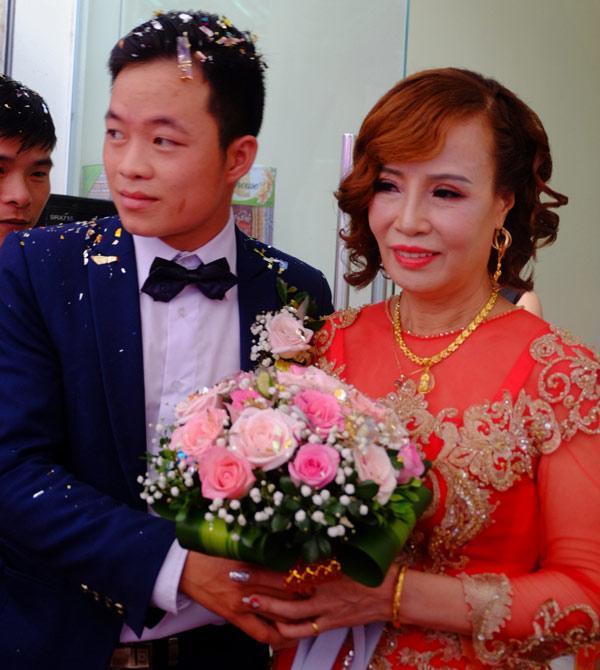 chu re 26 lay vo 62 tuoi: cuoi xong, bi nhieu nguoi goi la "mat luon" nen di nhan mi - 1