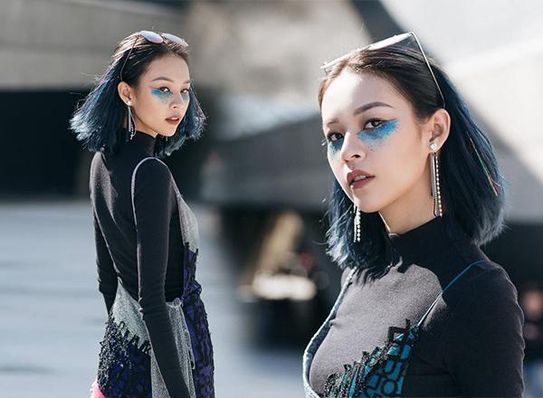 phi phuong anh "gay sot" voi mai toc sieu chat tai seoul fashion week 2018 - 4