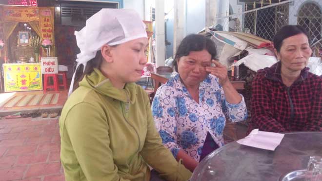 taxi gap tai nan tham khoc 3 nguoi chet: nhoi long me gia khoc "con o dau?" - 1