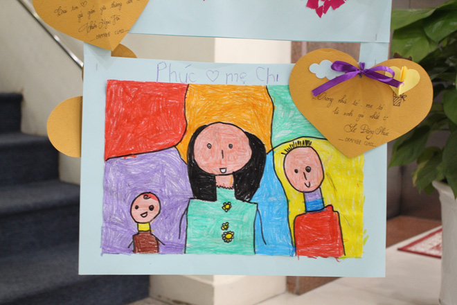 Bức tranh chân dung này là về mẹ của Lèm, một cô bé nổi tiếng trên TikTok. Được vẽ bởi một họa sĩ tài năng, bức hình này đem lại cho chúng ta một cái nhìn sâu sắc về mối quan hệ của cô bé với mẹ. Hãy xem ngay để trải nghiệm những cảm xúc mà đôi mẹ con này đã chia sẻ với nhau!