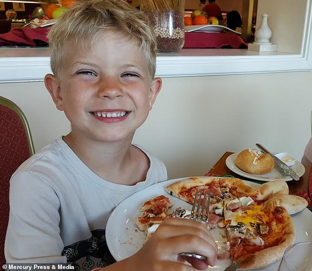 con trai dang binh thuong bong hoa dien, me soc nang phat hien nguyen nhan ngay trong nha minh - 1