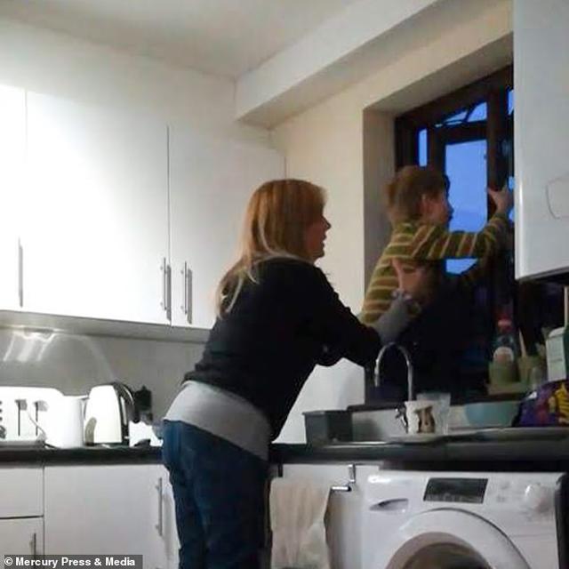 con trai dang binh thuong bong hoa dien, me soc nang phat hien nguyen nhan ngay trong nha minh - 3