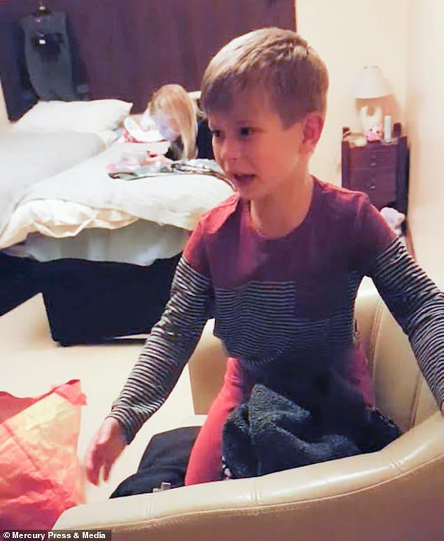 con trai dang binh thuong bong hoa dien, me soc nang phat hien nguyen nhan ngay trong nha minh - 2