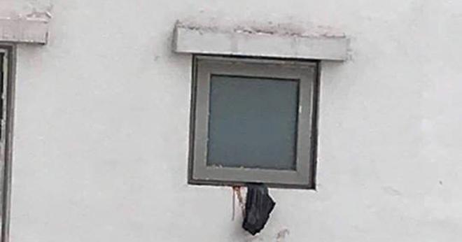 loi khai cua me be so sinh roi xuong cc linh dam: "thay con chet nen nem qua cua so" - 1