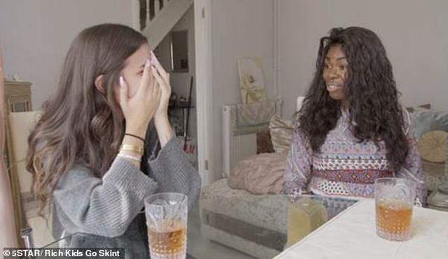 tieu thu "ngam thia vang" thay doi ngoan muc sau khi song chung voi me don than ngheo - 2