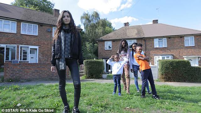 tieu thu "ngam thia vang" thay doi ngoan muc sau khi song chung voi me don than ngheo - 3