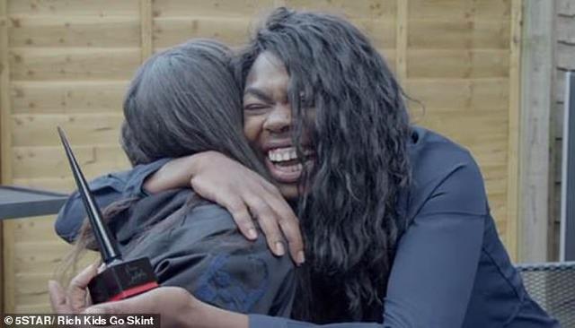 tieu thu "ngam thia vang" thay doi ngoan muc sau khi song chung voi me don than ngheo - 8