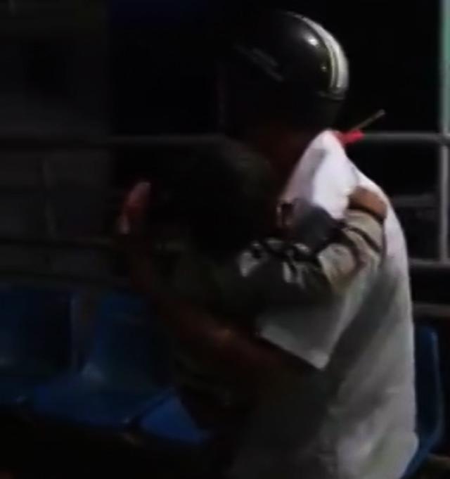 benh vien vang tanh, cha om con mau chay dam dia cho bac si - 3