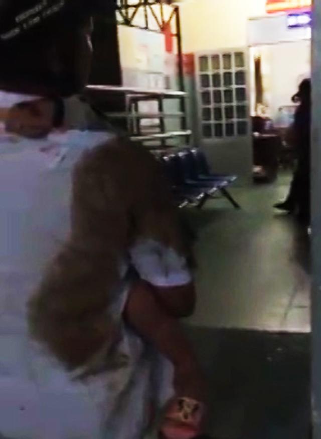 benh vien vang tanh, cha om con mau chay dam dia cho bac si - 2