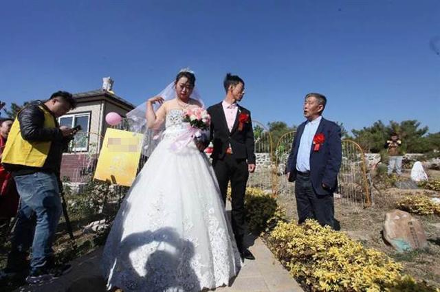 cap doi to chuc dam cuoi trong nghia trang, hoi ra ly do ai cung thuong cam - 1