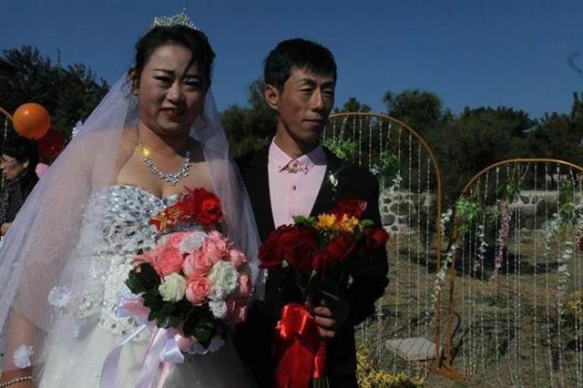 cap doi to chuc dam cuoi trong nghia trang, hoi ra ly do ai cung thuong cam - 2