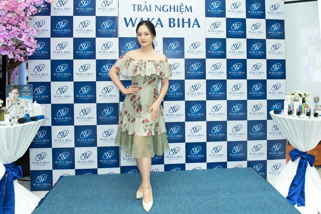 dien vien lan phuong tin tuong san pham duong trang da waka biha - 1