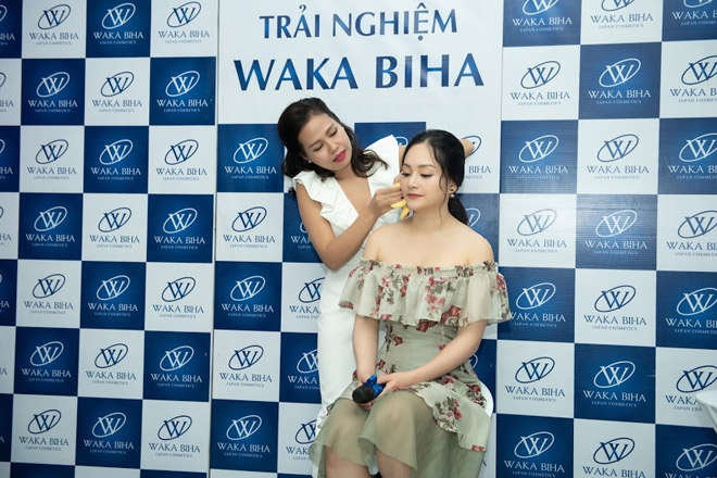 dien vien lan phuong tin tuong san pham duong trang da waka biha - 2