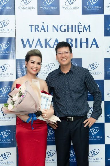 dien vien lan phuong tin tuong san pham duong trang da waka biha - 3