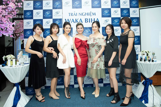 dien vien lan phuong tin tuong san pham duong trang da waka biha - 4