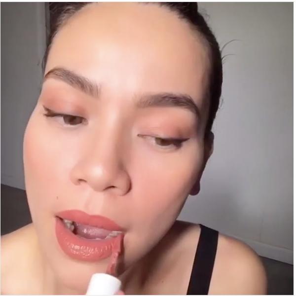 khoe clip makeup chi trong 5 phut, ho ngoc ha lo loi trang diem khong the sai hon - 4
