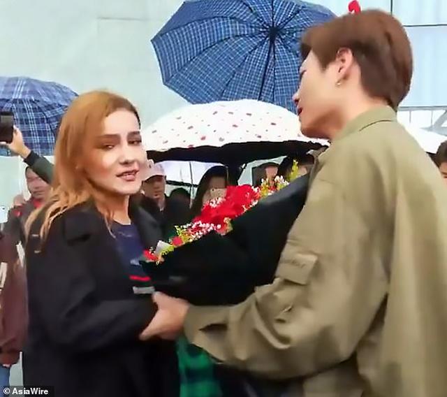 dem lamborghini di cau hon nhung van bi tu choi, hanh dong cua chang trai gay soc - 3