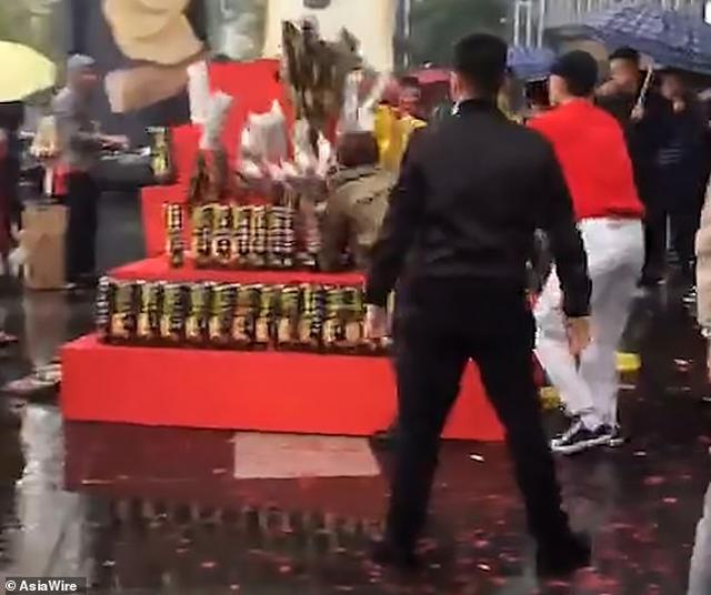 dem lamborghini di cau hon nhung van bi tu choi, hanh dong cua chang trai gay soc - 5