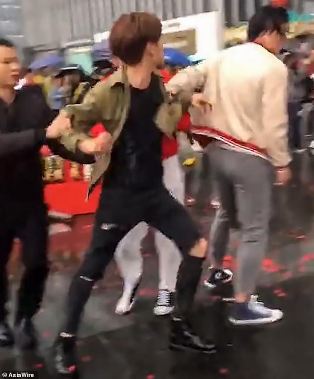 dem lamborghini di cau hon nhung van bi tu choi, hanh dong cua chang trai gay soc - 6