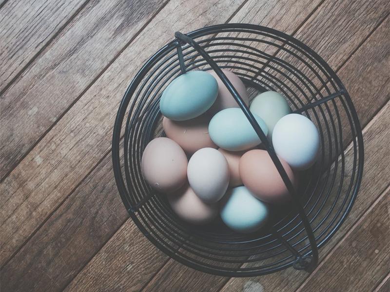 Trứng là lựa trọn sáng suốt cho một bữa sáng lành mạnh. Protein trong trứng không chỉ giúp mẹ bầu giảm buồn nôn mà lòng đỏ của trứng còn là thực phẩm vàng với não thai nhi. Ngoài ra trứng còn chứa các axit béo EPA VÀ DHA rất tốt cho hệ thần kinh của trẻ.

