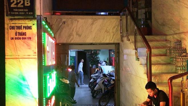 can canh "dong quy" cho tiep vien du khach mua dam - 1