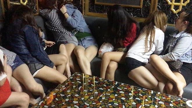 can canh "dong quy" cho tiep vien du khach mua dam - 3