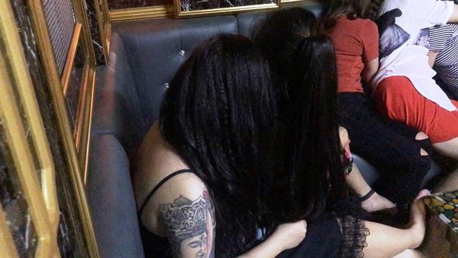 can canh "dong quy" cho tiep vien du khach mua dam - 6