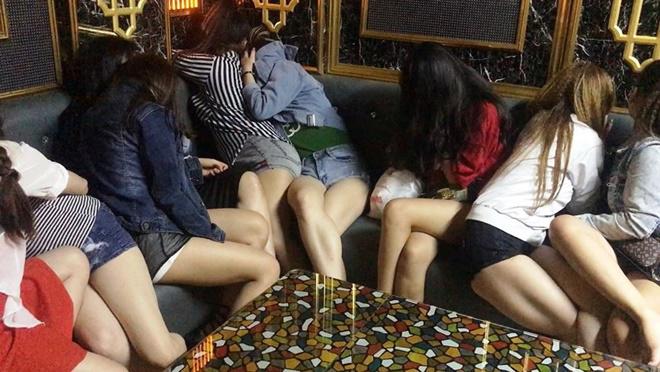 can canh "dong quy" cho tiep vien du khach mua dam - 7