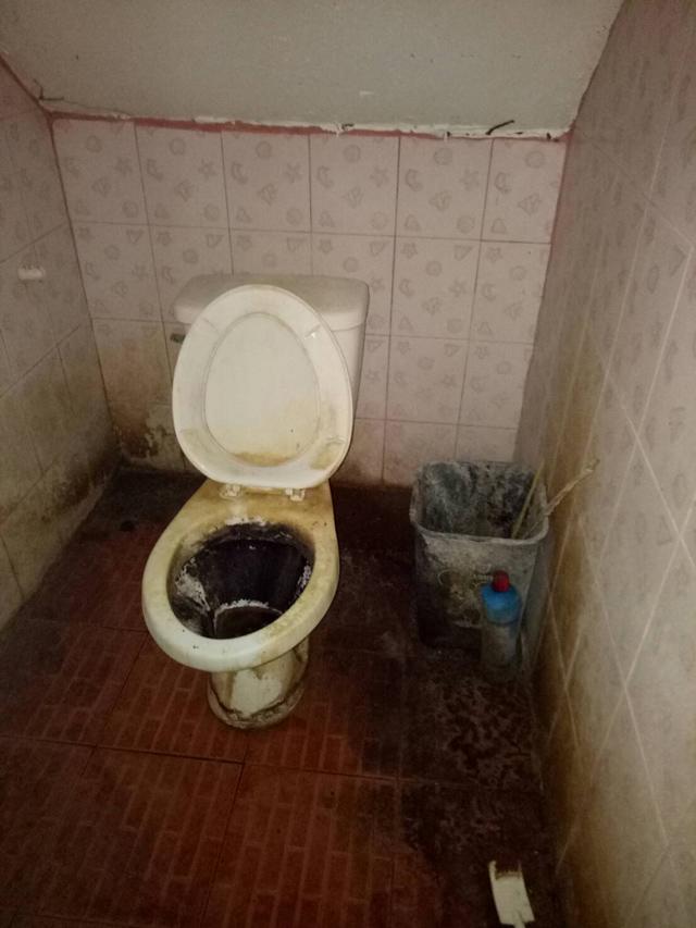 cho chong cu thue nha, nguoi phu nu khoc thet khi nhan phong nhu bai rac, bon cau den kit - 4